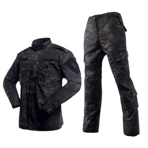 Uniforme nera Multicam