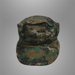 قبعة قتالية في غابات الجيش