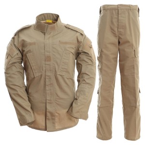 Uniforme militar color caqui